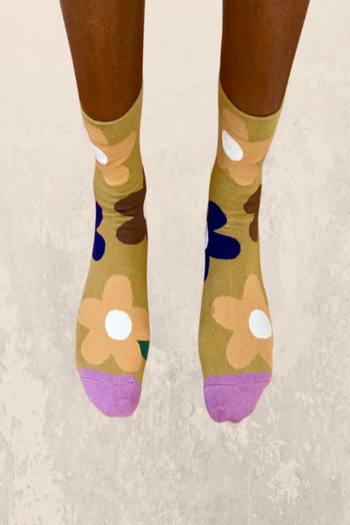 Olive daisy flower women’s crew socks with purple toe